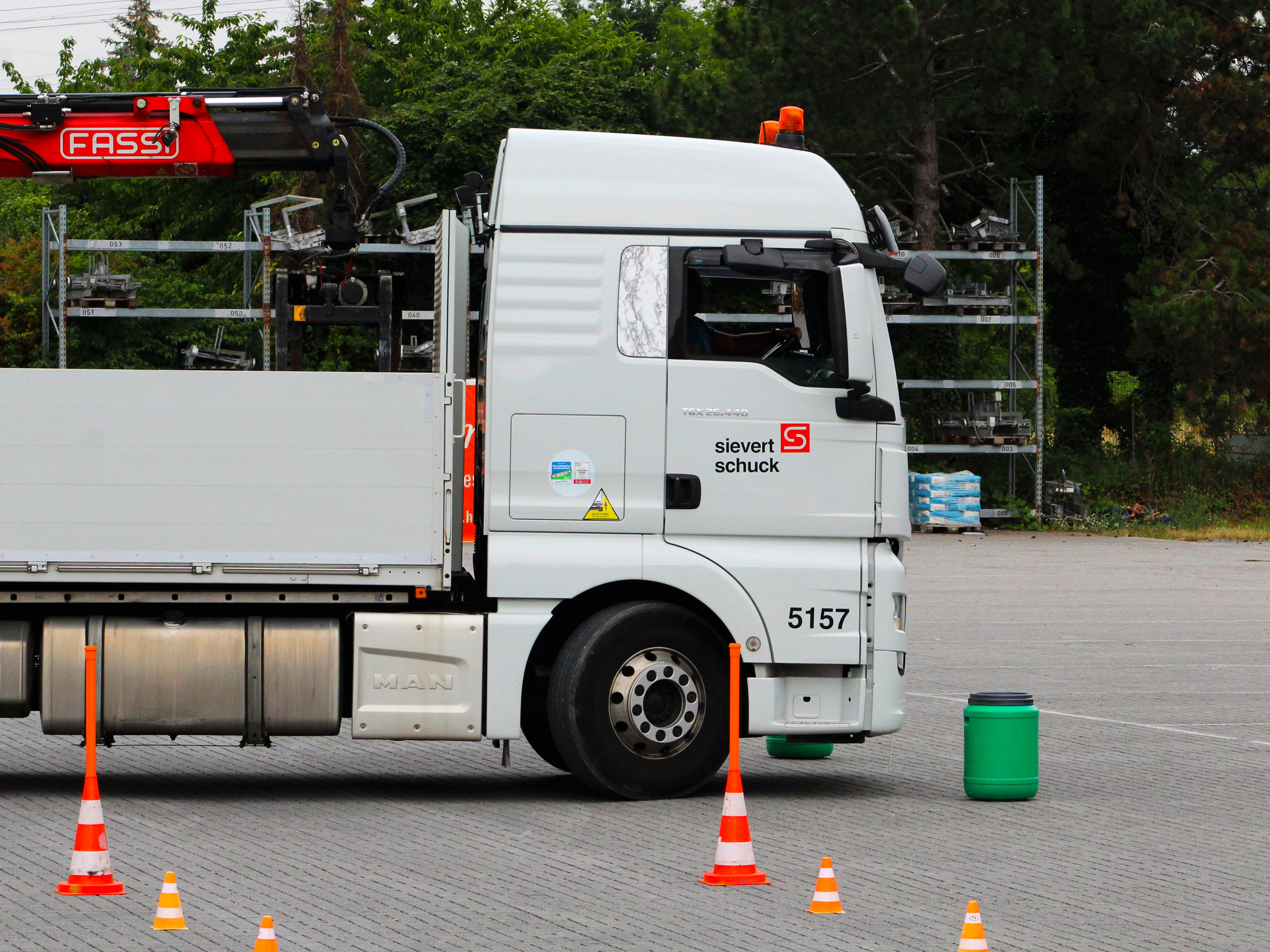 Slideshow Bild - In praktischen Trainings wurden die sht-Fahrer für die Bedeutung von Sicherheit im Straßenverkehr sensibilisiert. (Foto: sht)